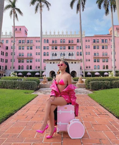 Look Kylie Jenner, Real Barbie, Rich Girl Aesthetic, Glam Photoshoot, Rich Girl Lifestyle, Photoshoot Themes, Pink Girly Things, Future Lifestyle, Vintage Winter