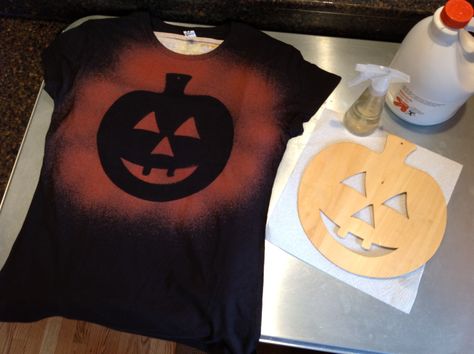 Easy Halloween t-shirt. First take a black t-shirt and place layer of newspaper and wax paper inside. Select use a template for the picture. Spray bleach on top and soon a cool bleach effect will appear! Diy Bleached Halloween Shirt, Halloween Bleach Shirt Ideas, Cotton T-shirt For Halloween, Diy Halloween Tshirts Bleach, Cheap Distressed T-shirt For Halloween, Acid Wash Cotton T-shirt For Halloween, Diy Halloween Shirts, Tee Shirts Diy, Halloween Infantil