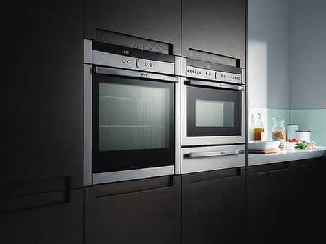 Neff ovens & warming drawer , I would have them side by side like this on back wall Victorian House Kitchen, German Kitchens, Bathrooms Showers, Oven Cabinet, Galley Kitchen Design, Wall Ovens, Barn Kitchen, German Kitchen, Kitchen Showroom