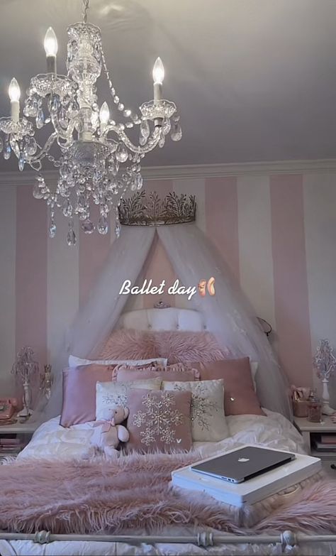 Pink Girly Bedroom, Christmas Bedroom Decor Ideas, Christmas Bedroom Decor, Pink Room Decor, Princess Room, Girly Room, Twinkling Lights, Christmas Bedroom, Cozy Room Decor