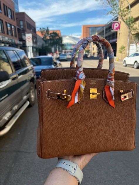 hermes birkin 25 Backpack Must Haves, Nyc Fall Outfits, Celebrity Bags, Hermes Kelly 25, Nyc Fall, Clare Vivier, Hermes Birkin 25, Hermes Constance, Elegant Bags