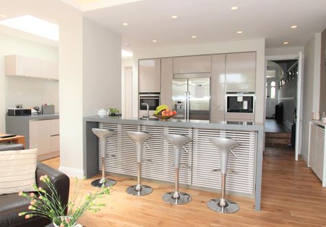 How to Make a Pillar of Strength in Your Kitchen | Houzz AU Kitchen Island With Pillars, Semi Open Kitchen And Living Room, Column In Kitchen, Kitchen Pillar, Semi Open Kitchen, Open Concept Kitchen Living Room, Open Plan Kitchen Diner, Open Kitchen And Living Room, New Kitchen Designs