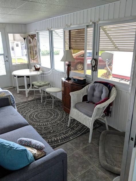 Gallery of mobile home sunroom and Lanai decorating ideas | MH Giant.com Coastal Cowgirl House Decor, Small Sunroom Ideas On A Budget, Lanai Decorating Ideas, Mobile Home Room Ideas, Mobile Home Decorating Ideas, Exterior Mobile Home, Mobile Home Design, Home Room Ideas, Home Sunroom