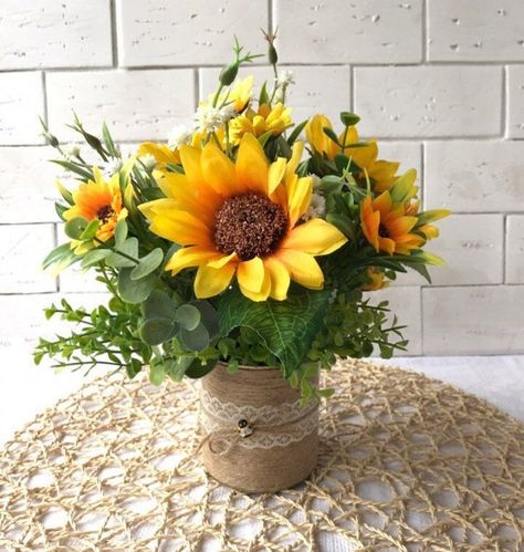 Sunflower Wedding Centerpieces, Sunflower Floral Arrangements, Sunflower Centerpieces, Orchid Centerpieces, Sunflower Arrangements, Rustic Wedding Diy, Succulents Decor, Rustic Wedding Flowers, Sunflower Bouquets