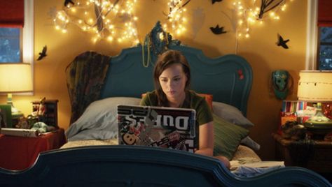 Jenna's room from'Awkward' Jenna Hamilton, Awkward Mtv, Movie Bedroom, Mustard Yellow Walls, Blue Headboard, Finding Carter, Allison Argent, Dreams Beds, Tv In Bedroom