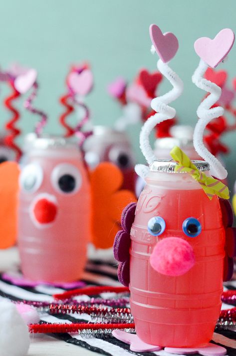 Looking for a fun Valentine's craft activity for kids? Make these fun love bug juice boxes! They make a perfect party treat for Valentine's Day school parties or class parties. They are also perfect for a love bug themed birthday party! You can't beat a craft idea that also serves as party food! #valentines #holidays #funforkids #party Kids Valentine Party, Valentines Class Party, Bug Juice, Valentines Snacks, Valentinstag Party, Valentine Gifts For Kids, Valentine's Day Crafts For Kids, Valentine Day Boxes, Preschool Valentines