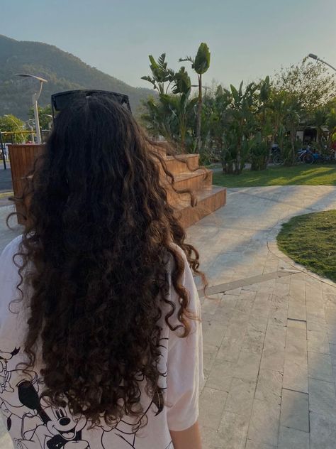 Long Hair Girl Aesthetic, Curly Hair Girl Aesthetic, Healthy Curly Hair, Long Healthy Hair, Curly Hair Photos, Shotting Photo, Black Curly, Face Aesthetic, Beautiful Curly Hair