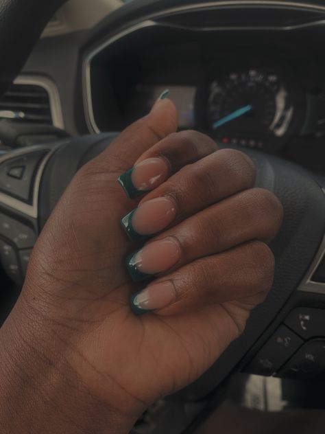 Short French Tip Acrylic Nails Green, French Tip Nails Dark Green, Short Green French Tip, Short Green French Tip Nails, Green French Tip Nails Short, Dark Green French Tips, Emerald Green French Tip Nails, Dark Green French Tip, Emerald Green Nails Short