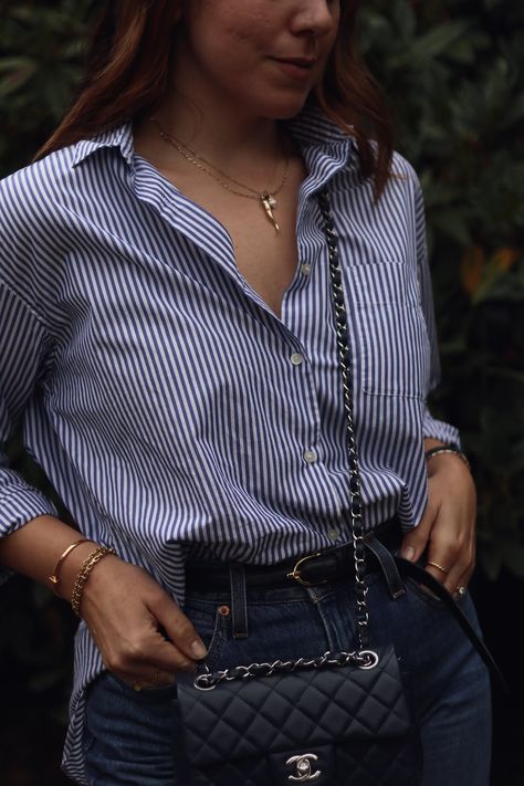 Strip Blue Button Down Outfit, Strip Blue Shirt Outfits, Strip Top Outfit, Blue Stripes Polo Outfit Women, Strip Shirts Women Outfit, Stripe Blouse Outfit, Stripe Button Down Shirt Outfit, Button Down Shirt Outfit Work, Strip Shirt Outfit