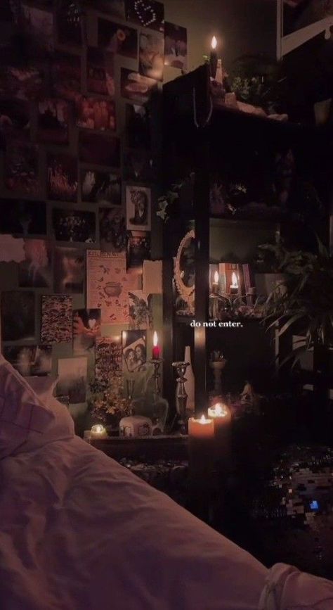 Alt Room Aesthetic, Cluttered Bedroom Aesthetic, Grunge Aesthetic Bedroom, Grunge Bedroom Aesthetic, Aesthetic Room Grunge, Grunge Room Aesthetic, Soft Grunge Room, Grunge Fairy Aesthetic, Bedroom Ideas Grunge