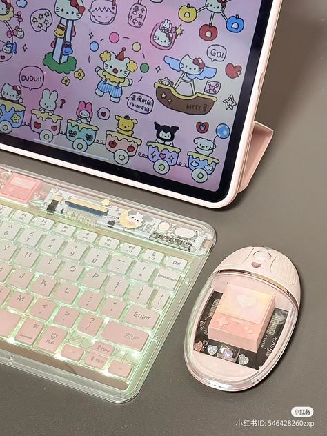 #aesthetic #ipad #pink #mouse #keyboard #hellokitty Aesthetic Mouse And Keyboard, Aesthetic Ipad Keyboard, Aesthetic Mouse Computer, Computer Mouse Aesthetic, Ipad Keyboard Aesthetic, Ipad With Keyboard, Ipad Desk Stand, Cute Computer Mouse, Ipad Tricks