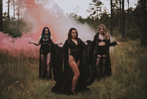 Witch Friend Photoshoot, Halloween Budiour, Coven Photography, Spooky Bodiour, Coven Photoshoot, Witchy Photography, Witchy Shoot, Goth Photoshoot, Spooky Shoot