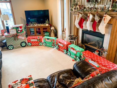 Diy Christmas Gifts Train, Christmas Train Presents, Christmas Gift Wrapping Train, Christmas Gift Stacking Ideas, Present Stacking Ideas, Christmas Present Display, Christmas Morning Presents Display, Snowman Presents Tower, Christmas Gift Train