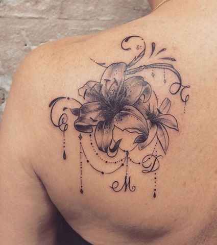 Tatouage fleur de lys, omoplate Feminine Skull Tattoos, Lily Flower Tattoos, Orchid Tattoo, Flower Wrist Tattoos, Skin Paint, Small Flower Tattoos, Flower Tattoo Shoulder, Lily Tattoo, Shoulder Tattoos For Women