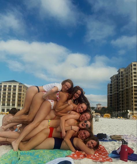 Beach Pictures Three Friends, Pictures At The Beach With Friends, Beach Pics 2 People, Beach Group Pictures, Fun Beach Pics, Group Photo Beach Ideas, Beach Poses Group, Beach Pictures Poses Friend Group, Friends Photoshoot Beach