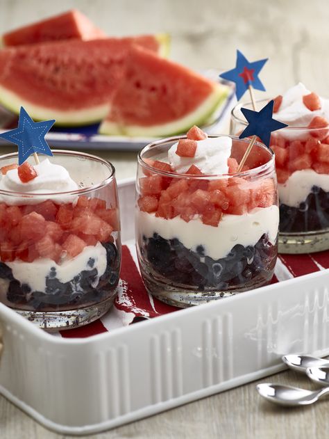 Red White and Blue Watermelon Parfait Watermelon Parfait, Crowd Recipes, Watermelon Fruit Salad, Patriotic Recipes, Chia Parfait, American Snacks, Fruit Trays, Patriotic Food, July Recipes