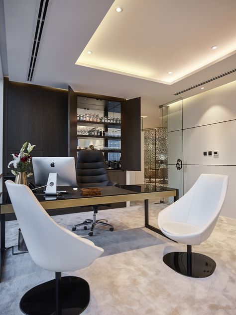 Dinor Real Estate Offices - Dubai - Office Snapshots Private Office Design, Small Office Design, Office Decor Professional, Office Interior Design Modern, Interior Design Dubai, Modern Office Interiors, Interior Design Per La Casa, Contemporary Home Office, Real Estate Office