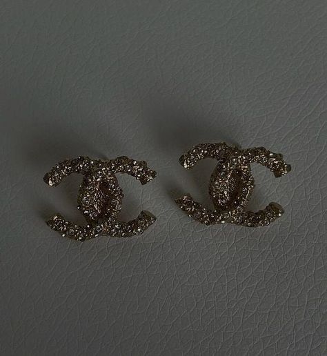 Chanel Earrings Aesthetic, Dior Jewellery, Dope Jewelry Accessories, Jewelry Cute, Dope Jewelry, Chanel Earrings, Classy Jewelry, Girly Jewelry, Jewelry Inspo