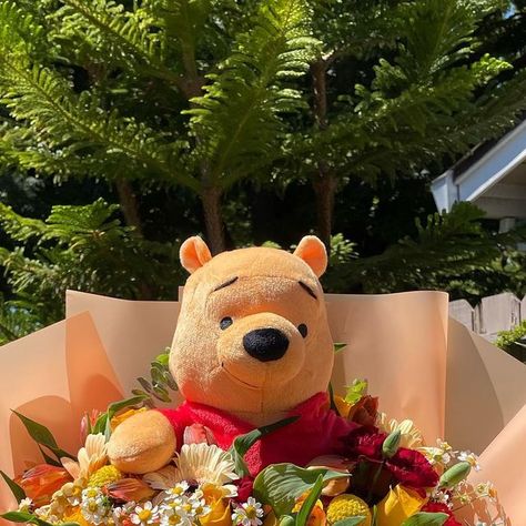 Plushie Bouquet Aesthetic, Flower Bouquet With Stuffed Animal, Winnie The Pooh Flower Bouquet, Stuffed Animal Bouquet, Winnie The Pooh Bouquet, Winnie The Pooh Flowers, Plushie Bouquet, Bear Roses, Winnie The Pooh Honey