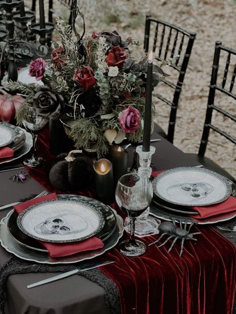 Victorian Gothic Wedding, Dark Romantic Wedding, Gothic Wedding Theme, Spooky Wedding, Halloween Table Settings, Dark Wedding Theme, Lush Wedding, Halloween Tablescape, Red Napkins