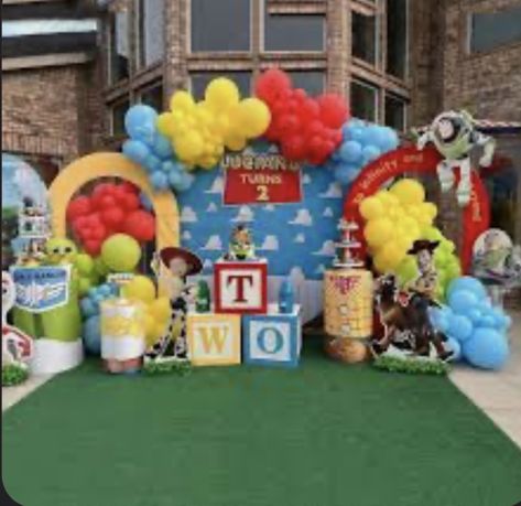 Toy Story Outdoor Decorations, Toy Story Themed Birthday Party Decorations, Toy Story Themed Party, Toy Story Goodie Bags, Toy Story Balloon Arch, Toy Story Backdrop Ideas, Toy Story Pinata, Toy Story Balloon Garland, Toy Story Birthday Theme