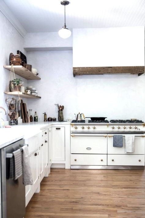 Rustic Country Kitchens, Eclectic Kitchen, Rustic Kitchen Design, Casa Vintage, Vintage Farm, Trendy Kitchen, Perfectionism, Home Design Decor, Wood Flooring