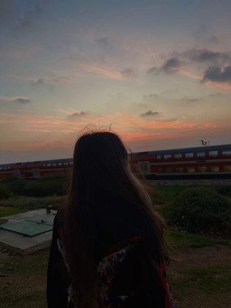 Girl Picsart Aesthetic No Face, No Face Photos, Girl No Face, No Face Pics, Face Pfp, Picture Sunset, Face Pic, Train Photo, Back Photo