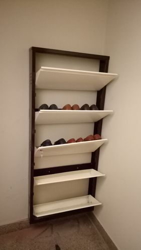 Shoe Rack Wall Mounted, Shoe Rack Ideas Outside House, Shoe Rack On Wall, Wall Shoe Rack Ideas, Shose Design Shelf, Home Made Shoe Rack Ideas, Metal Shoe Rack Ideas, Shoe Rack Outside Main Door, Shoe Shelf Ikea