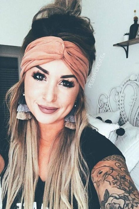 Hairstyles Retro, Bun Wedding, Boho Makeup, Boho Head Wrap, Extra Wide Headband, Chelsea Houska, Hairstyles Bun, Makijaż Smokey Eye, Fringe Hairstyles