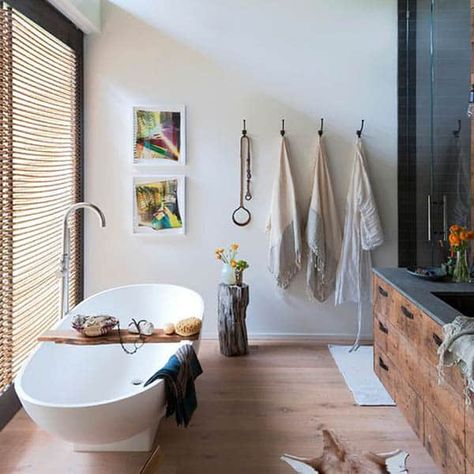 A modern-rustic beach house in The Hamptons, NY Organic Modern Bathroom, House In The Hamptons, Rustic Beach House, Athena Calderone, Nautical Bathroom, Bad Inspiration, Nautical Bathrooms, Rustic Retreat, Bad Design