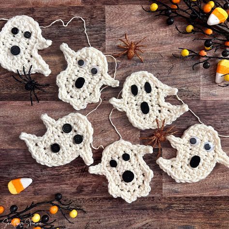 Diy Halloween Garland, Crochet Halloween Decorations, Crochet Pins, Ghost Garland, Bernat Softee Chunky Yarn, Crochet Appliqué, Crochet Pour Halloween, Crochet Ghost, Ghost Pins