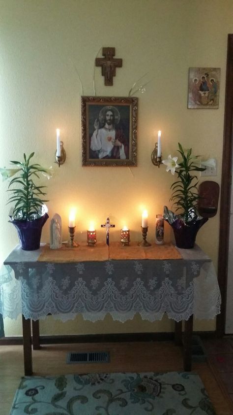 Catholic family home alter decorated for Easter Catholic Easter Decorations, Alter Design For Home Catholic, Catholic Home Altar Ideas Living Rooms, Christian Altar, Home Alter, Catholic Home Altar, Catholic Easter, Home Altar Catholic, Catholic Sacraments