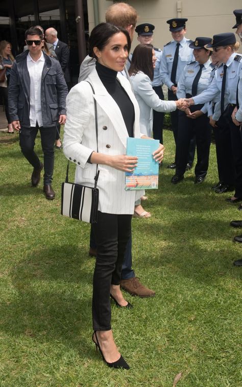 Meghan Markle Work Outfit Idea: A Turtleneck, Pinstripe Blazer, and Jeans Meghan Markle Maternity Style, Meghan Markle Maternity, Zapatos Animal Print, Meghan Markle Outfits, Blazer And Jeans, Givenchy Dress, Prinz Harry, Meghan Markle Style, Pinstripe Blazer