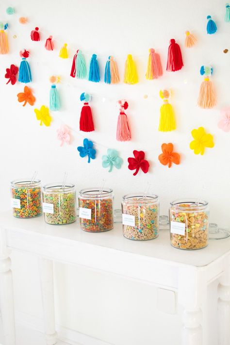 Surprise the kids with a Rainbow Inspired Saint's Patrick's Day Cereal Station Rainbow Decoration Ideas, Cereal Station, Rainbow Centerpiece, Shamrock Garland, Colorful Vibes, Rainbow Wreath, Irish Festival, Fancy Flamingo, Rainbow Parties