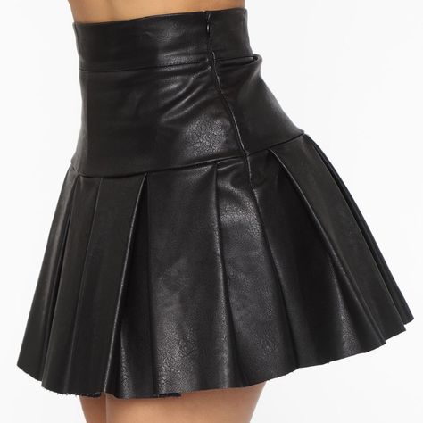 Black. Mini Skirt Pleated High Waist Faux Leather Short Lining Side Hidden Zipper Self: 100% Polyurethane Lining: 100% Polyester Imported Built In Shorts For Comfort. Run A Bit Big For Size Medium // Roomy Mini Skirt Pleated, Leather Pleated Skirt, Pencil Skirt White, Leather Short, Skirt Pleated, Black Mini Skirt, Margot Robbie, Leather Shorts, Pleated Mini Skirt