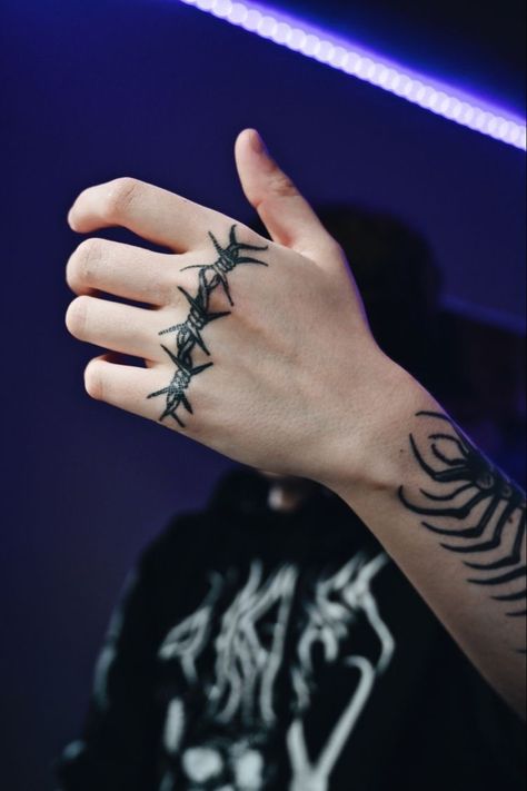 Barbed Wire Finger Tattoo, Oubaitori Tattoo, Barbed Wire Hand Tattoo, Edgy Hand Tattoos, Finger Tattoos For Guys, Barbed Wire Tattoo Design, Tattoo Biceps, Knuckles Tattoo, Tattoo Hummingbird