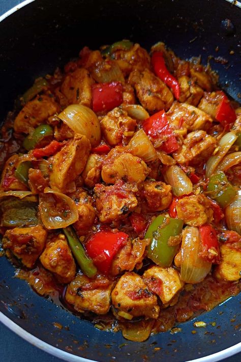 Easy Chicken Jalfrezi Recipe (Restaurant Style) - Spoons Of Flavor Chicken Jalfrazie Recipe, Chicken Jalfrezi Recipe Pakistani, Boneless Chicken Recipes Indian, Jaffna Food, Jalfrezi Chicken, Chicken Jalfrezi Recipe, Jalfrezi Recipe, Indian Takeout, Chicken Jalfrezi