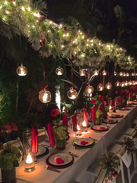 Winter Dinner Set Up, Christmas Party Decor Outdoor, Outdoor Xmas Party Ideas, Navy Blue Christmas Decor Table Settings, Christmas Party Decorations Outdoor, Christmas 18th Birthday Party, Holiday Party Table Decor Centerpiece Ideas, Elegant Christmas Dinner Table, Fancy Christmas Dinner Party