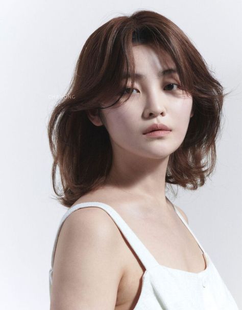 Above The Shoulder Haircuts, Above Shoulder Length Hair, Shoulder Length Wavy Hair, Shoulder Haircut, Short Haircuts Shoulder Length, Layered Haircuts Shoulder Length, Chic Hairstyle, Korean Short Hair, Bangs For Round Face