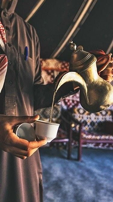 Islamic Pictures Boy, Open Kitchen Restaurant, Arabian Nights Aesthetic, Tea House Design, Pouring Tea, Contrast Photography, Ads Creative Advertising Ideas, Arabic Coffee, Creative Advertising Design