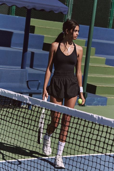 Bright Sporty Outfits, Black Sport Shorts Outfit, Tennis Shorts Outfit, Tennis Outfit Shorts, Black Sporty Outfit, Summer Sporty Outfits, Sporty Shorts Outfit, Cute Running Outfits, Sporty Outfits Aesthetic