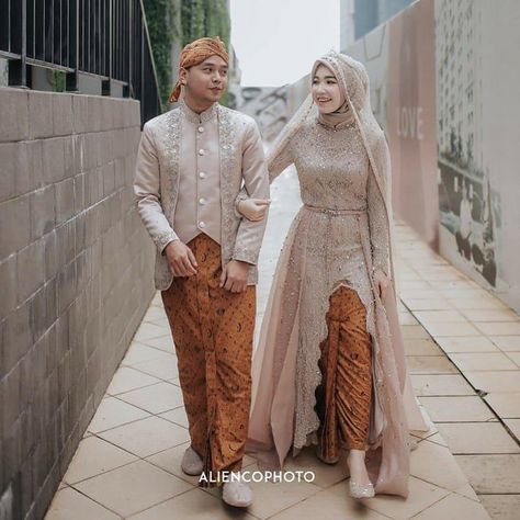 Dress Akad Nikah Muslimah, Wedding Dress Hijab, Muslim Wedding Gown, Javanese Wedding, Pashmina Hijab, Nikah Outfit, Kebaya Wedding, Kebaya Modern Dress, Muslimah Wedding Dress