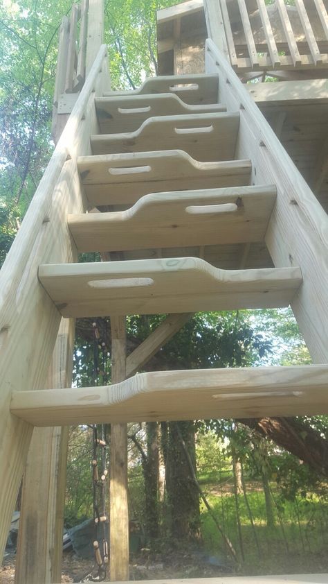 Ship ladder I built for hutches tree fort Tree Ladder, Outdoor Forts, Ship Ladder, Ormanlık Alan, Beautiful Tree Houses, Kids Forts, Tree House Plans, Tree Fort, Tree House Diy