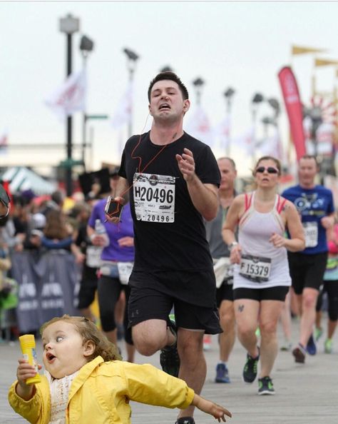 Nose Tampon Runner and... Guy Running, Picture Of A Man, Marathon Photo, Running Day, Can't Stop Laughing, Marathon Running, Half Marathon, This Guy, Funny Pictures