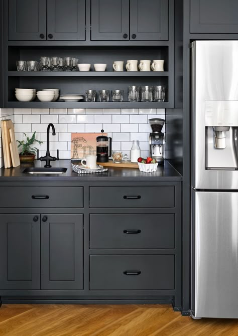 Charcoal Kitchen, Dark Grey Kitchen, Kitchen Cupboard Designs, Black Countertops, Gray Cabinets, Grey Kitchen Cabinets, Kitchen Cabinet Colors, Grey Cabinets, Black Cabinets