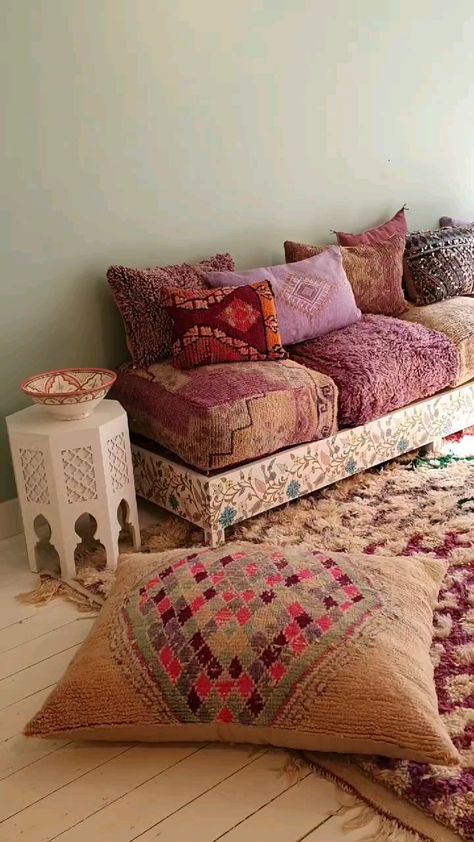 Moroccan Bedroom Aesthetic, Morracon Home Decor, Moroccan Salon Living Rooms, Valentines Day Bedroom Decor, Modern Romantic Bedroom, Morocco Bedroom, Valentines Day Bedroom, Bohemian Bedroom Decor Moroccan Style, Moroccan Couch