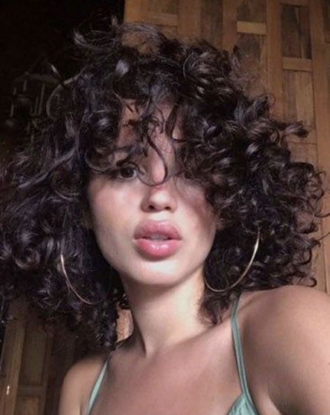 Curly hair and big hoop earrings Curly Full Lace Wig, Curly Afro Wig, Black Wigs, Curly Hair Photos, Curly Bob Wigs, Lace Frontal Wigs, Curly Bob Hairstyles, Curly Hair Cuts, Hair Photo