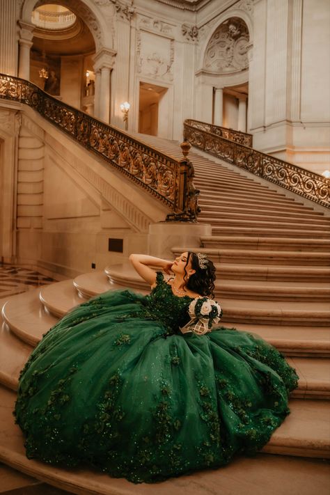 Quinceañera photoshoot at San Francisco city Hall Quinceanera Photoshoot Ideas, 15 Photoshoot, Quince Pics, Emerald Green Quinceanera Theme, Green Quince Dress, Quince Picture Ideas, Quince Photos, Quinceañera Photoshoot, Quinceañera Photoshoot Ideas