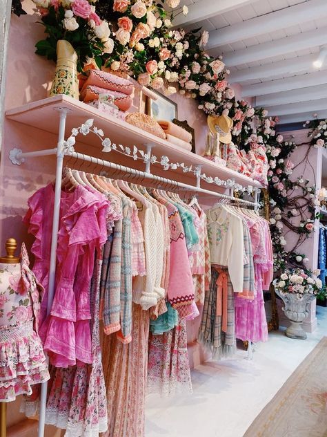 Cutest Boutiques Shops, Pink Boutique Interior, Store Design Boutique Inspiration, Loveshackfancy Store, Small Boutique Decor, Mini Boutique Store Ideas, Clothing Boutique Decor, Fashion Boutique Interior, Girly Boutique