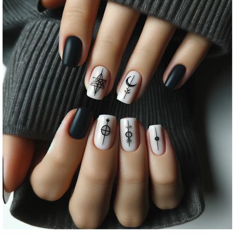 Holloween Nails, Halloween Nail Ideas, Halloween Manicure, Witchy Nails, Round Nails, Halloween Nail Designs, Fall Nail Art, Halloween Nail, Halloween Nail Art